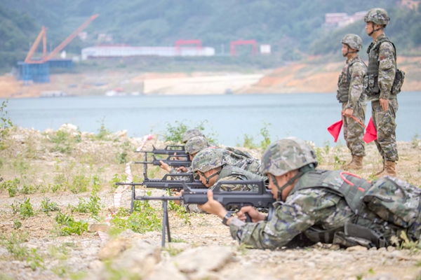 武警官兵进行机枪射击训练。