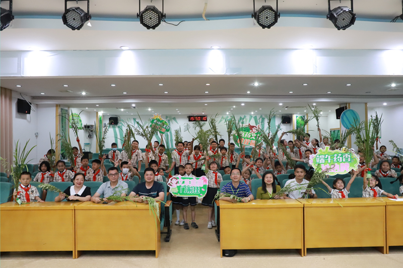 南宁市逸夫小学2023年“我们的节日端午节”主题活动大合影。邓辉贵摄