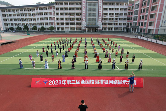 6月1日，西林民中的同学们在张琦指导下顶着烈日录制参赛视频  许文通 摄