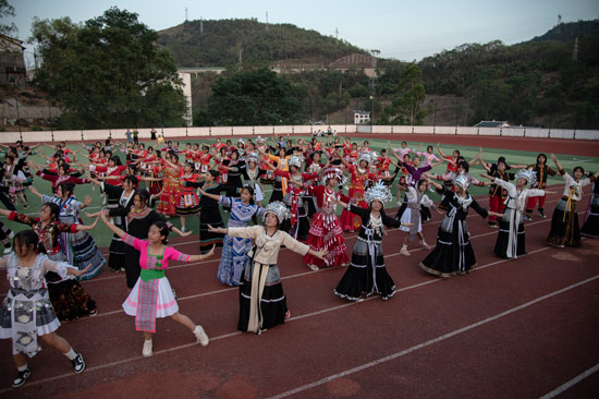 5月31日傍晚，西林民中的同学们在落日余晖中加紧训练  邓民胜 摄