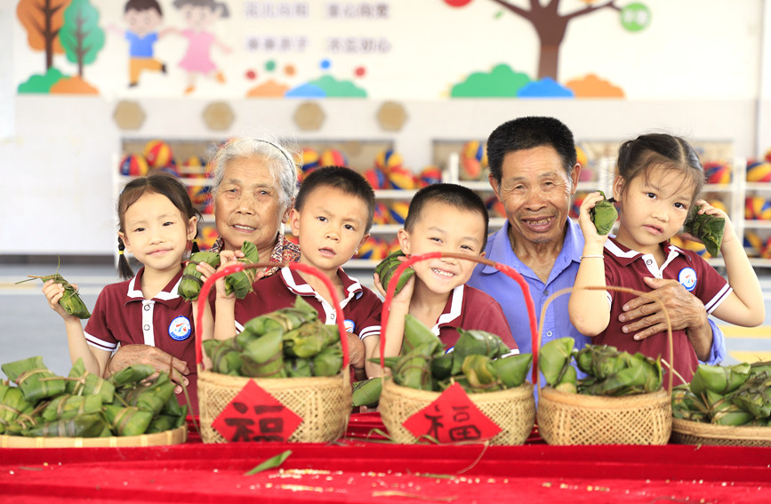 展示包好的粽子。