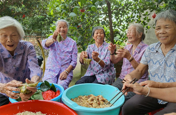 老奶奶們正在包粽子。陳奎攝