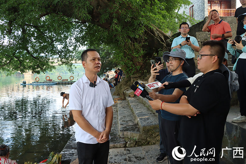 采访团在鹿寨县中渡镇采访。人民网 付华周摄