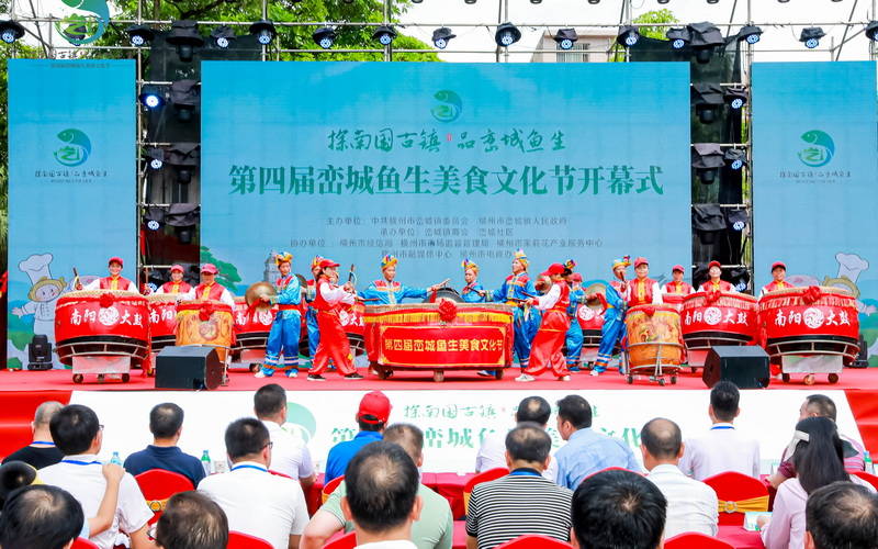 开场大鼓表演。谭江波摄