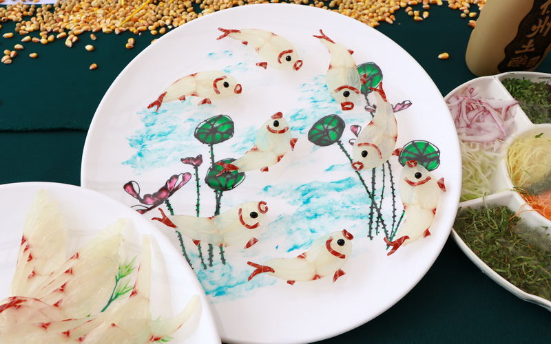 现场展出的鱼生作品。谭江波摄