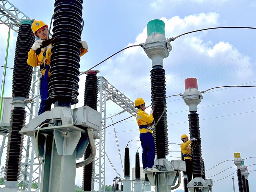 青年職工對220Kv電流互感器絕緣套管進行擦拭除污。黃海源攝