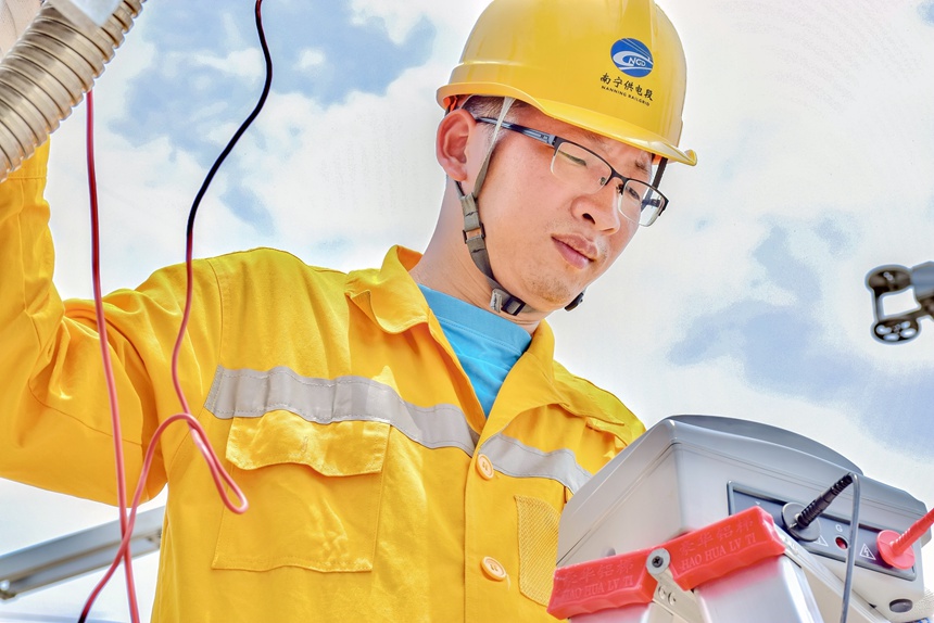 青年職工對220Kv電壓互感器二次接線進行絕緣電阻測試。黃海源攝