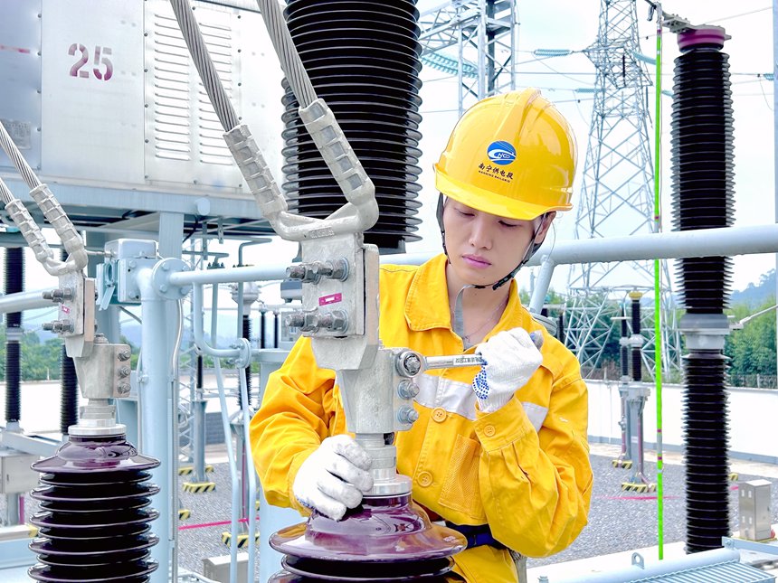 青年職工對變壓器線夾進行緊固。黃海源攝