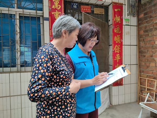 社区网格员入户开展创建文明城市“问卷调查”，向居民宣传创城知识。
