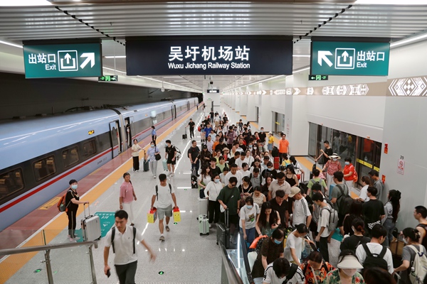 旅客有序出站。于莉摄