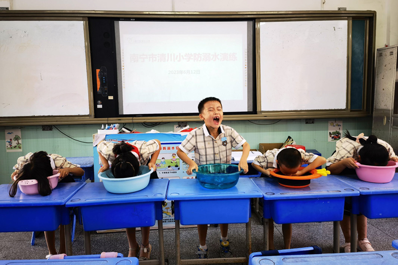 防溺水安全演练。西乡塘区教育局供图