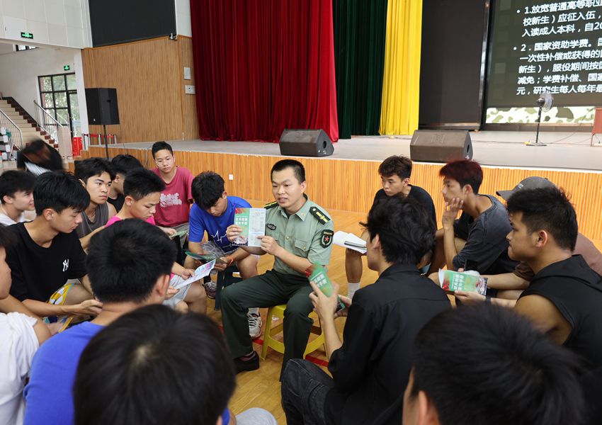 工作人员介绍大学生参军入伍奖励金等政策。韦兴标摄