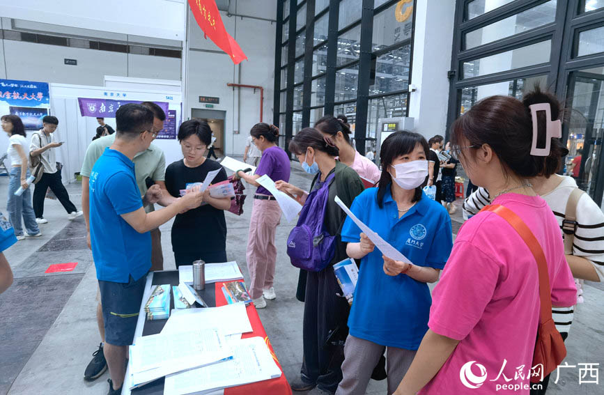 咨询会现场。人民网记者 陈燕摄