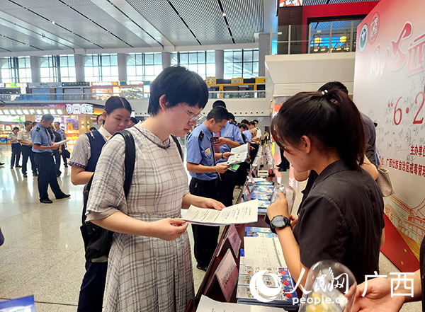 民警向群众宣传禁毒知识。人民网 黄子婧摄