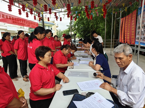 图为培训班学员与用工企业签订用工协议