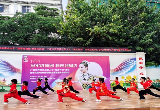 学生进行武术表演。徐英摄