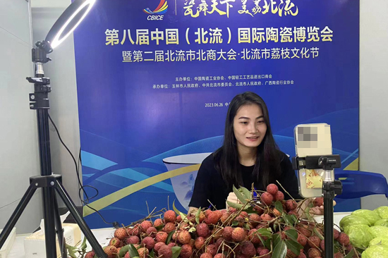 主播通过网络推荐北流荔枝。李洪健摄