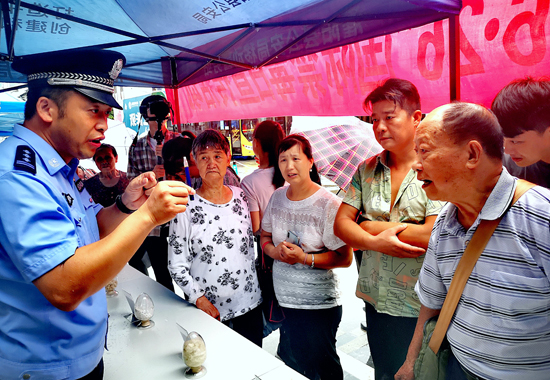 民警在讲解电子烟的危害。陆仕臣摄