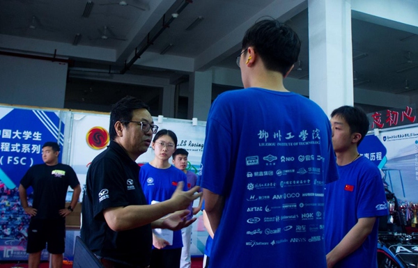 团队成员范健文老师指导学生开展科技创新活动。柳州工学院供图