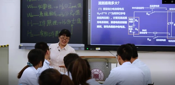 课程负责人陈善球老师在线下课堂中与学生互动。柳州工学院供图