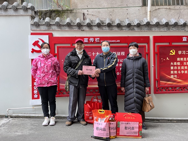 百城街道慰问参战老兵农立冠。