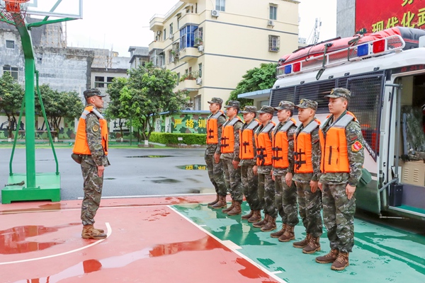 武警官兵集合整队前往灾区救援。