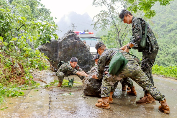 落石拦路武警官兵迅疾清障。