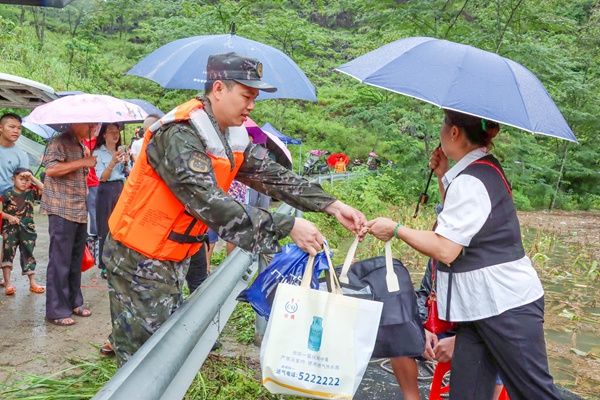 武警官兵接应转移群众。