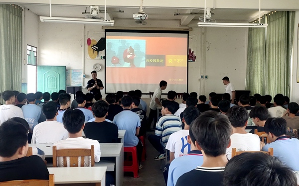 分局教官走进辖区各中小学校为师生们上防范校园欺凌课，深受师生欢迎 (1)。