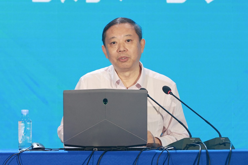 庞松在会上作主旨报告