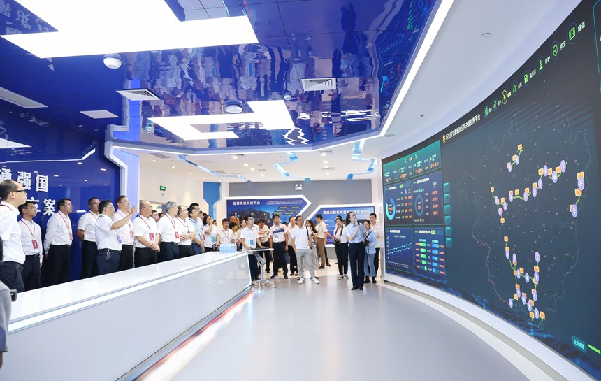 与会人员参观成果展