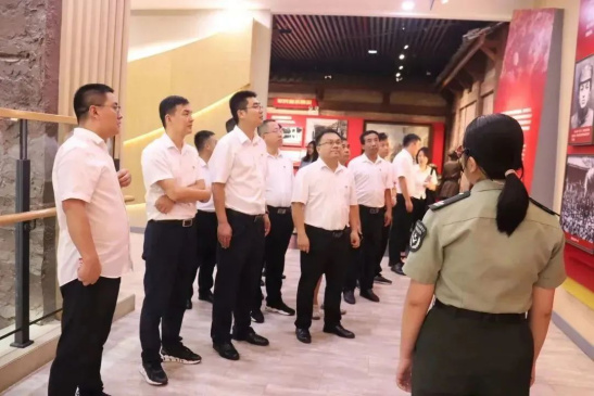 认真聆听红军事迹讲解。邱丽娜摄