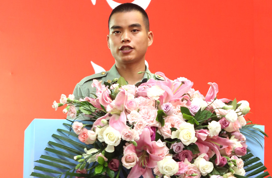 毕业生代表发言。