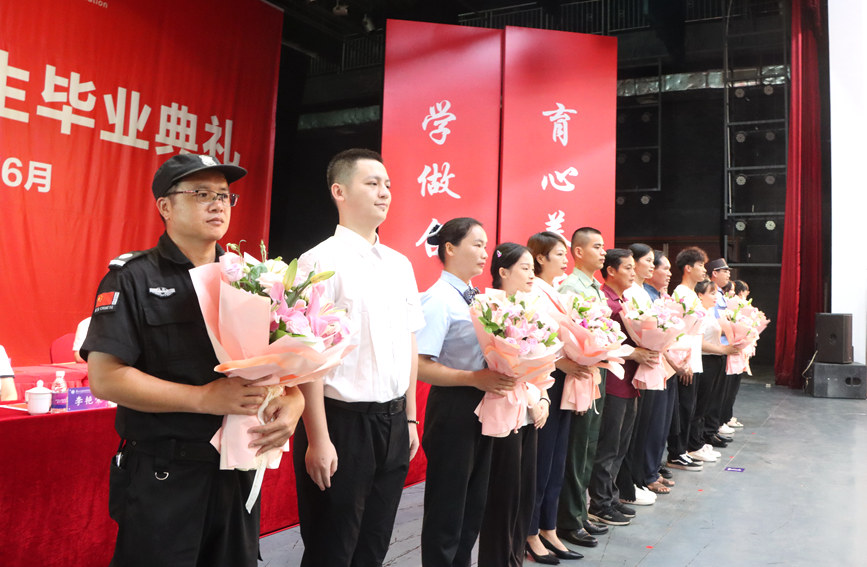 2023届毕业生代表向家长、工作人员献花。