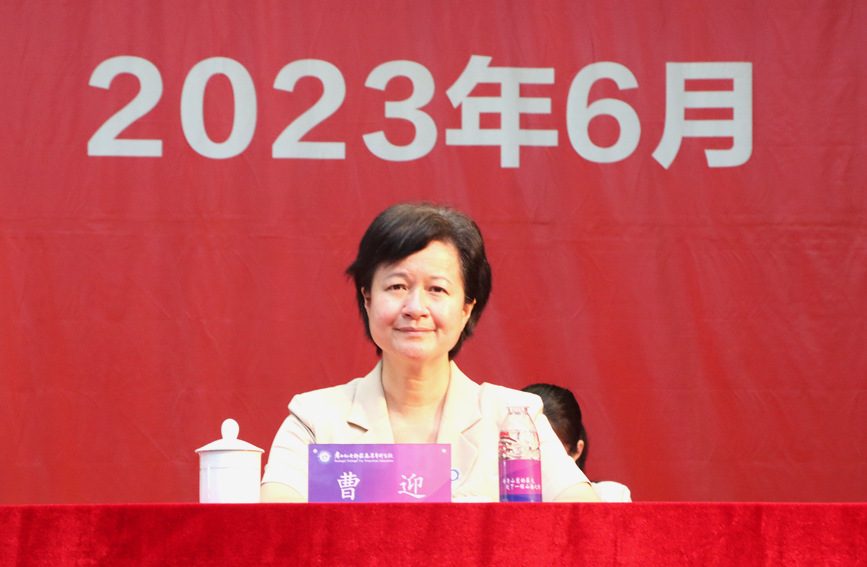 毕业典礼现场，书记