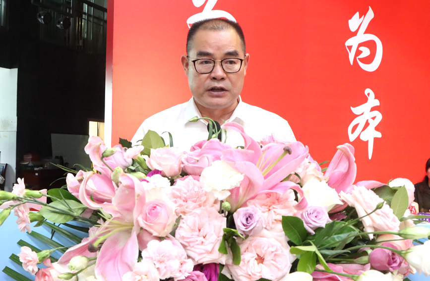 学校党委副书记李朝晖宣读相关通知。侯名瑄摄
