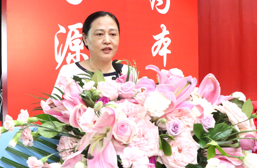学校副校长李艳荣宣读相关通知。侯名瑄摄