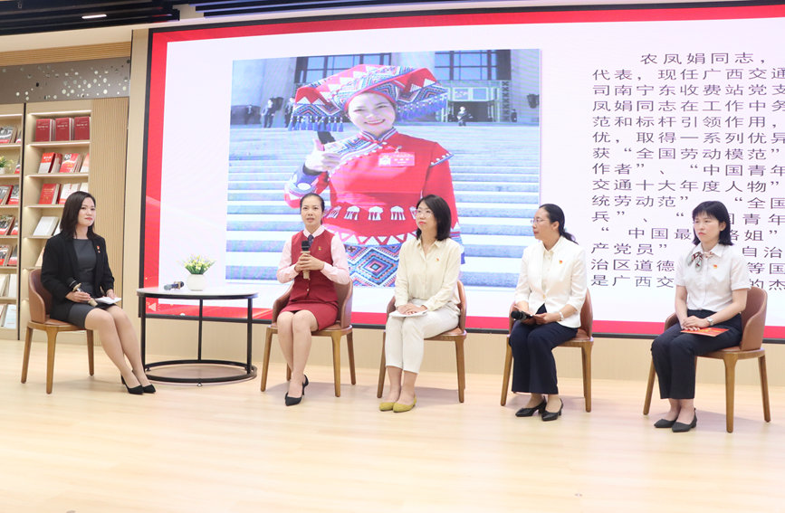 榜样人物分享自己的故事。