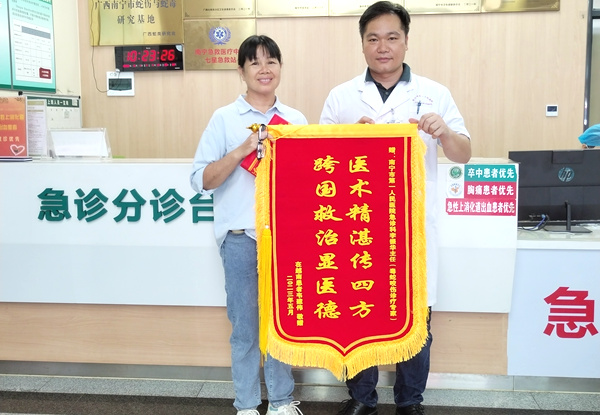 患者母亲送来锦旗。