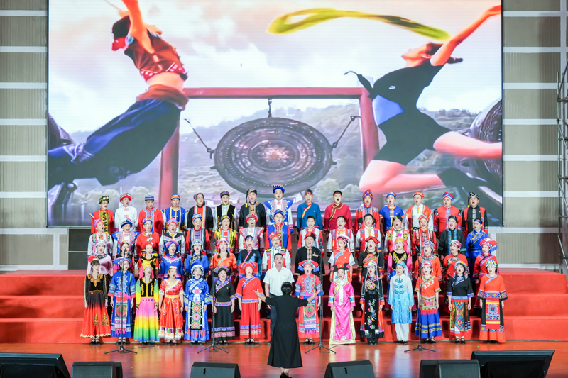 全州县咸水镇表演队身着民族盛装同唱《今天是你的生日》。唐广东摄