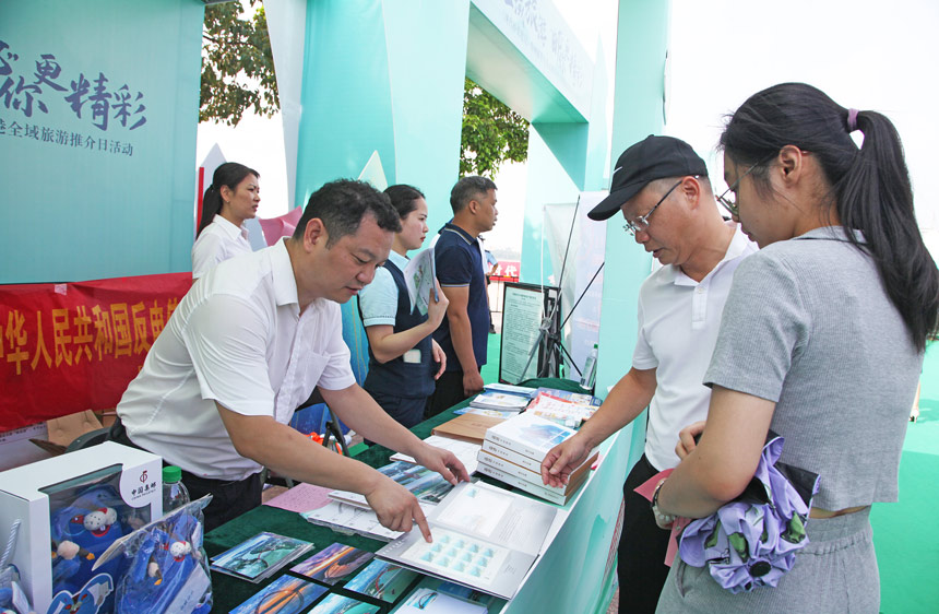 市民群眾現場選購郵票、信封等。莫舒華攝