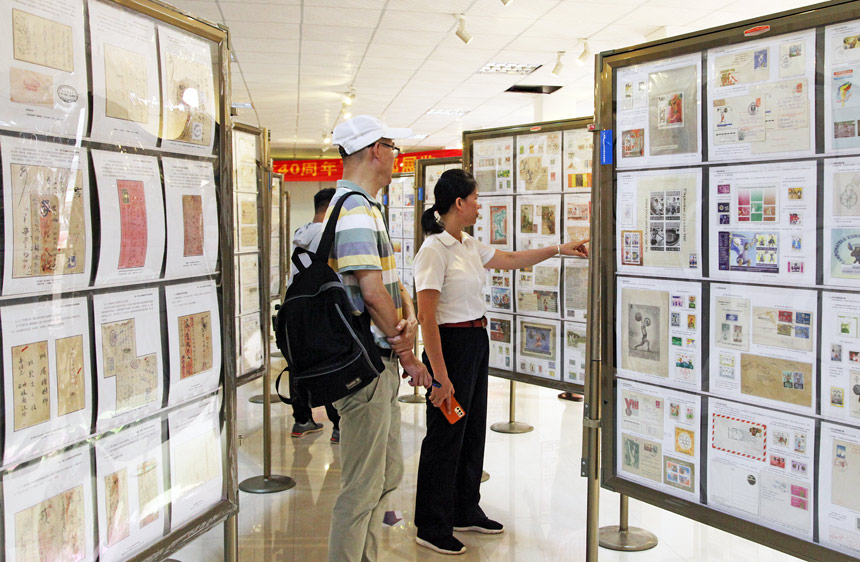 市民群眾參觀廣西集郵協會成立40周年集郵展覽。莫舒華攝