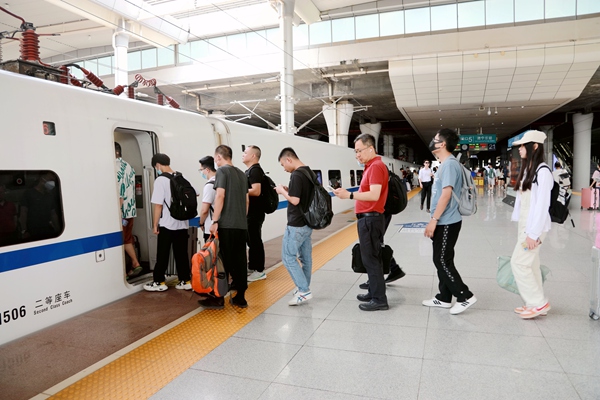 旅客在南宁东站有序乘车。于莉摄