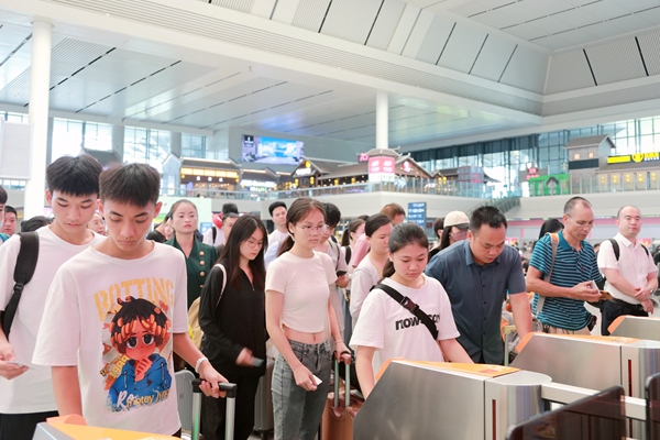 旅客在南宁东站有序检票进站。于莉摄