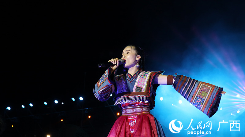 毛南乐队现场演唱。人民网 黄子婧摄