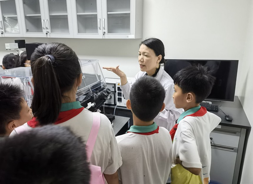 参观科学实验中心。潘轶群摄