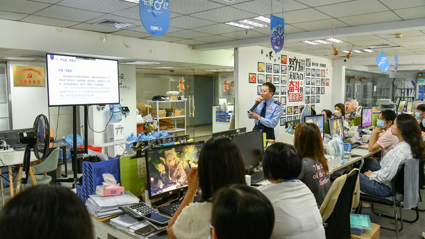 税务部门开展“税惠民”纳税人学堂，“面对面”讲解涉税热点、办税难点。黄昕健摄