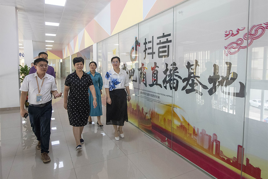 在直播产业园了解女性就业情况。何华文摄