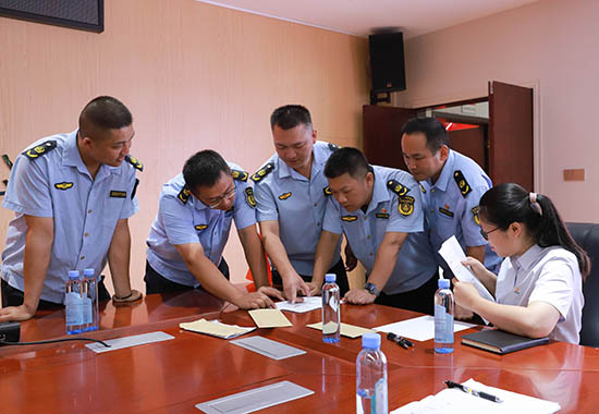 广西壮族自治区交通运输综合行政执法局第七支队第三大队在答题。覃海梅摄