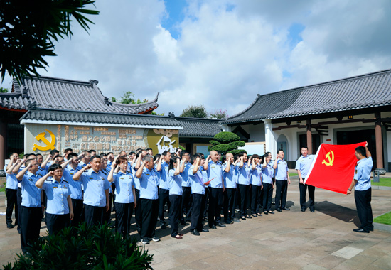 党员干部重温入党誓词。何正君摄